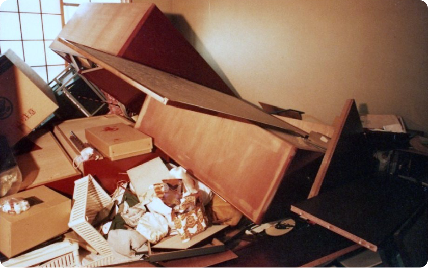 大地震では家具が凶器となります